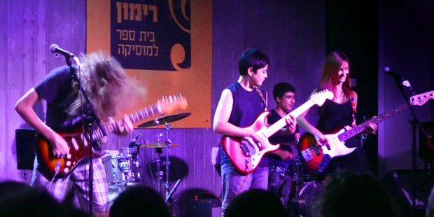 נוער קיץ במה גיטרות הופעה