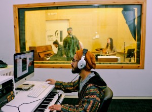 חדר הקלטות מקליטים שרים מנגנים רמקול מיקרופון טכנולוגי אוזניות מחשבים