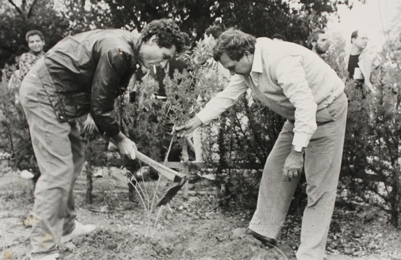 יהודה עדר ומשה ורבין 1986 נוטעים עץ רימון
