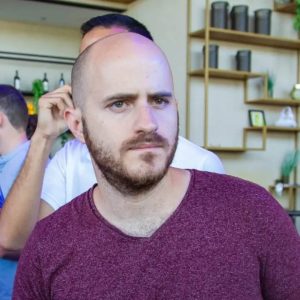 רום ברדוגו בחולצה בורדו