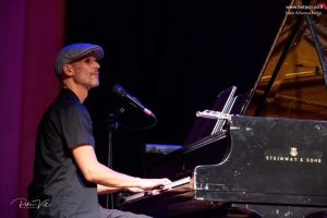 גיל זוהר מנגן פסנתר