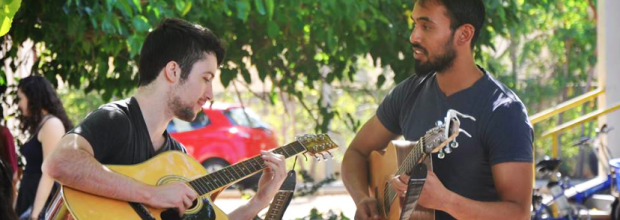 2 אנשים מנגנים בגיטרה על הדשא ברימון