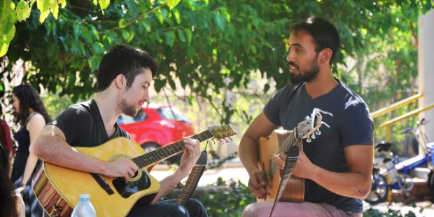 2 אנשים מנגנים בגיטרה על הדשא ברימון