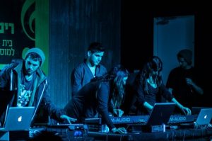 תלמידים עם מחשבים