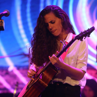 תלמידה מנגנת בגיטרה