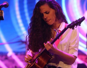 תלמידה מנגנת על גיטרה