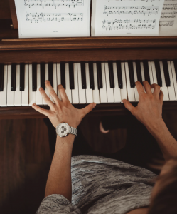 ידיים מנגנות על פסנתר