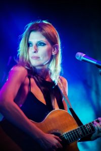 המרצה דנה ברגר מנגנת בגיטרה