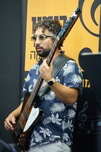 גל מוטיוק על הבמה מנגן בס