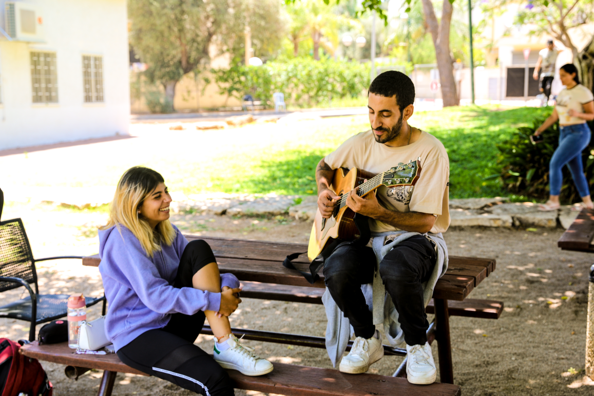 סטודנט מגנן על הדשא