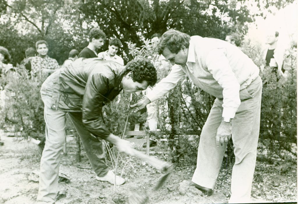 משה ורבין ויהודה עדר בנטיעת רימון ביום פתיחת שנה״ל 1986-87
