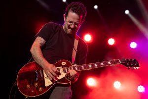 עומרי אגמון מנגן על גיטרה 