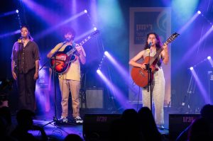  זמרים-ונגנים-על-הבמה-עכו