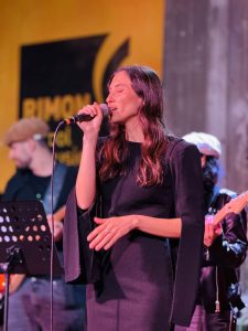 זמרת על הבמה 