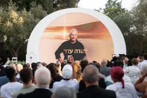 יהודה עדר מקבל את עיטור הנשיא