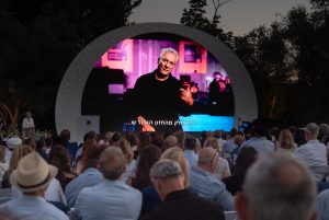 יהודה עדר מקבל את עיטור הנשיא