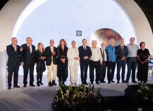 יהודה עדר מקבל את עיטור הנשיא